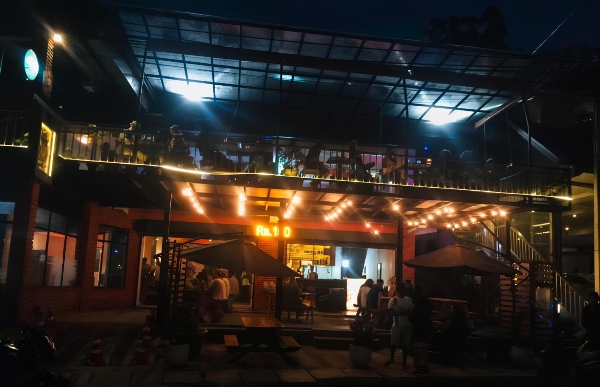Pub Ceylon Hostel Ella Exterior photo