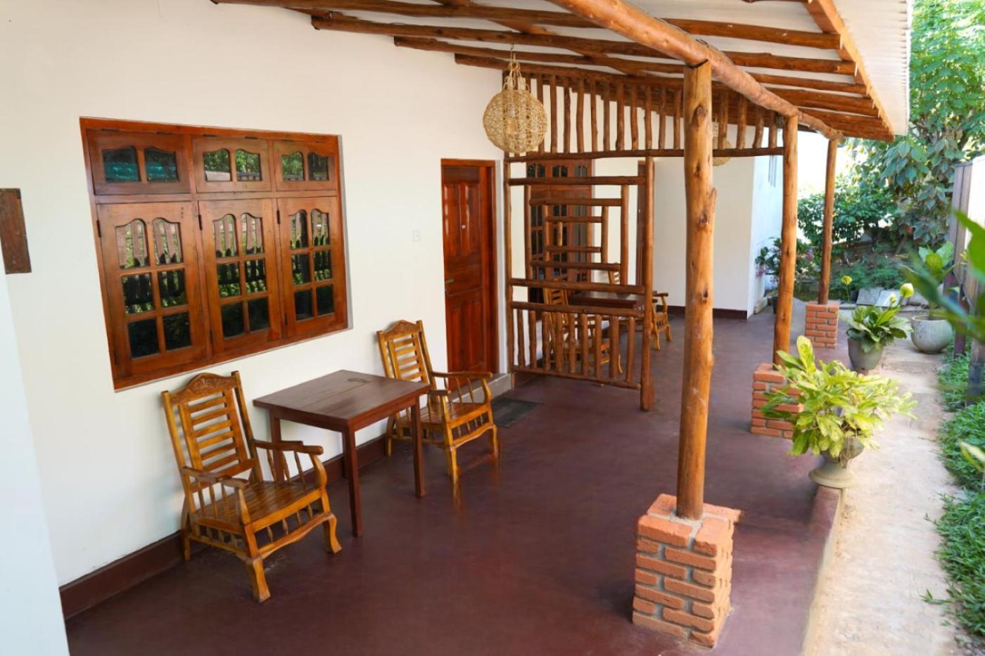 Pub Ceylon Hostel Ella Exterior photo
